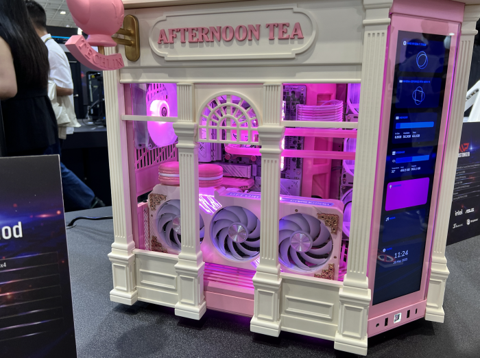 Auch eine vertikal montierte Grafikkarte findet Platz. (Bild: Martin Böckmann)